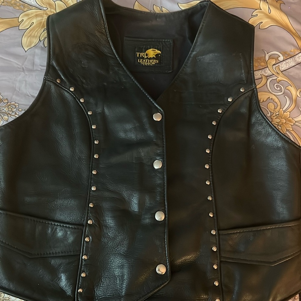 Leather Vest Pre-owned Black leather (Womens) biker vest.